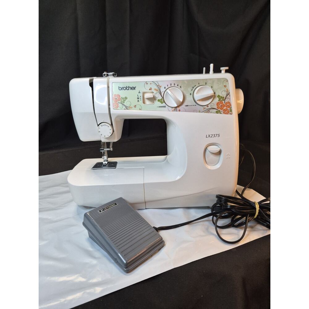 BROTHER SEWING MACHINE LX2375 W Pressor Foot And Zipper Foot.. Works Perfectly